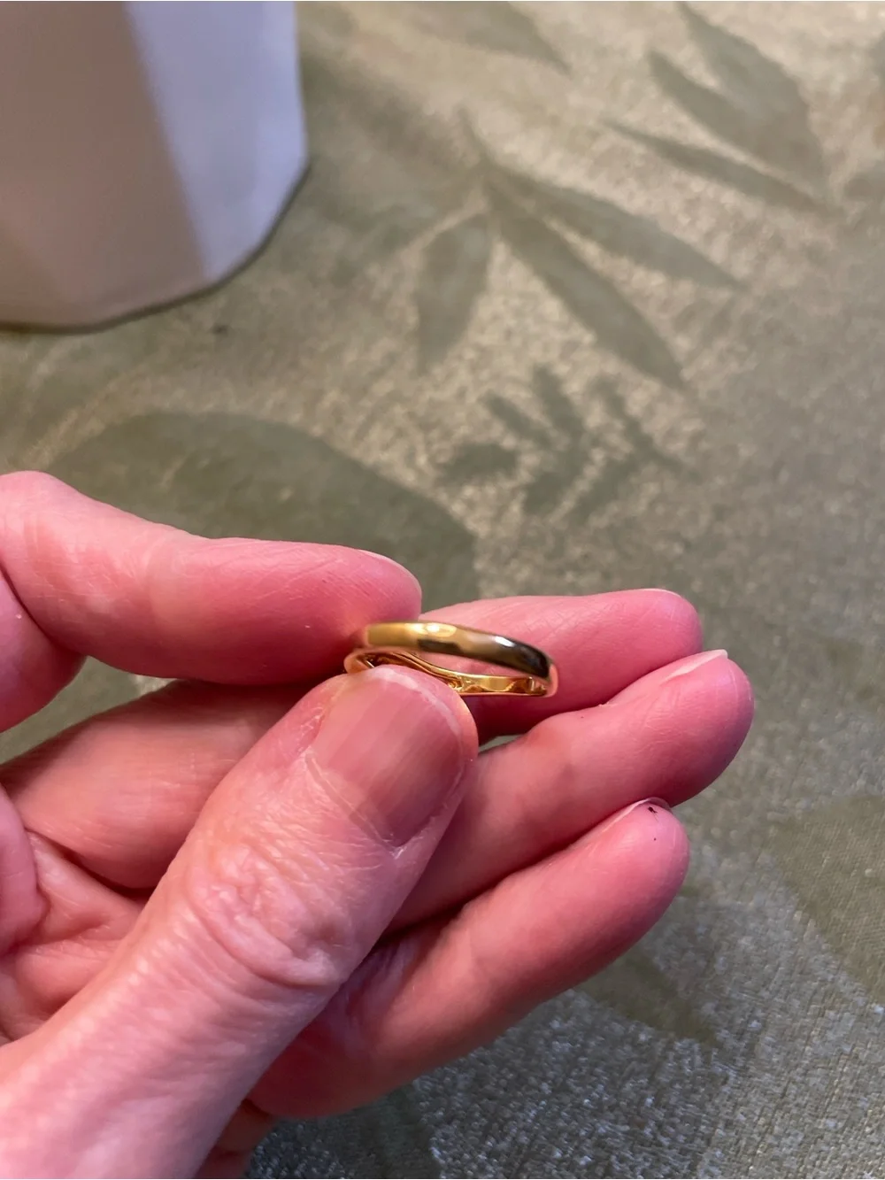 10K GE  Solitaire Twist Ring with Clear Stone. EUC